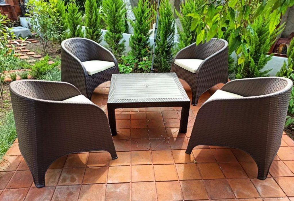 صندلی حیاط پلاستیکی