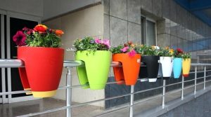 تزیین تراس خانه با انواع گلدان نرده ای