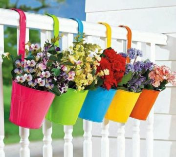 گلدان پلاستیکی رنگی لبه تراس